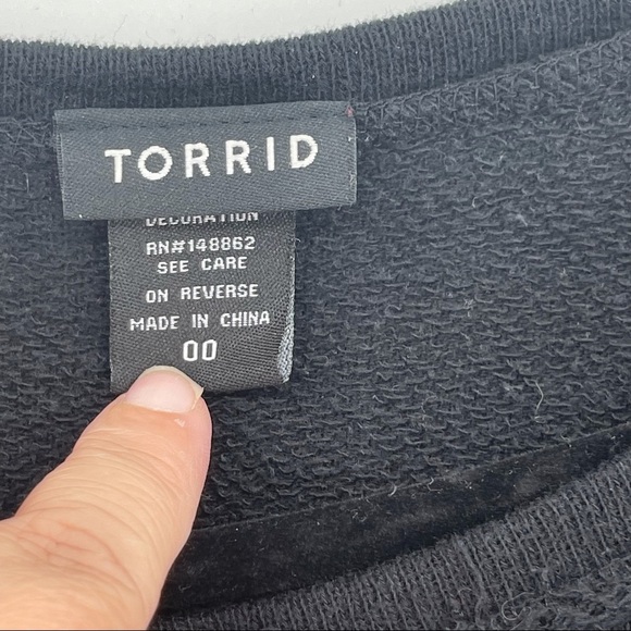 TORRID MULTI SKULL KEY PRINT SLEEVE SWEATSHIRT - Picture 5 of 9